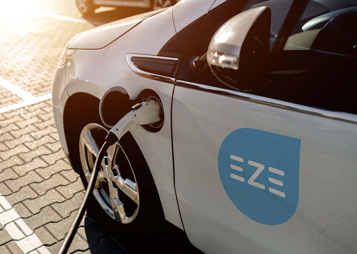 eze Auto mit Logoaufkleber